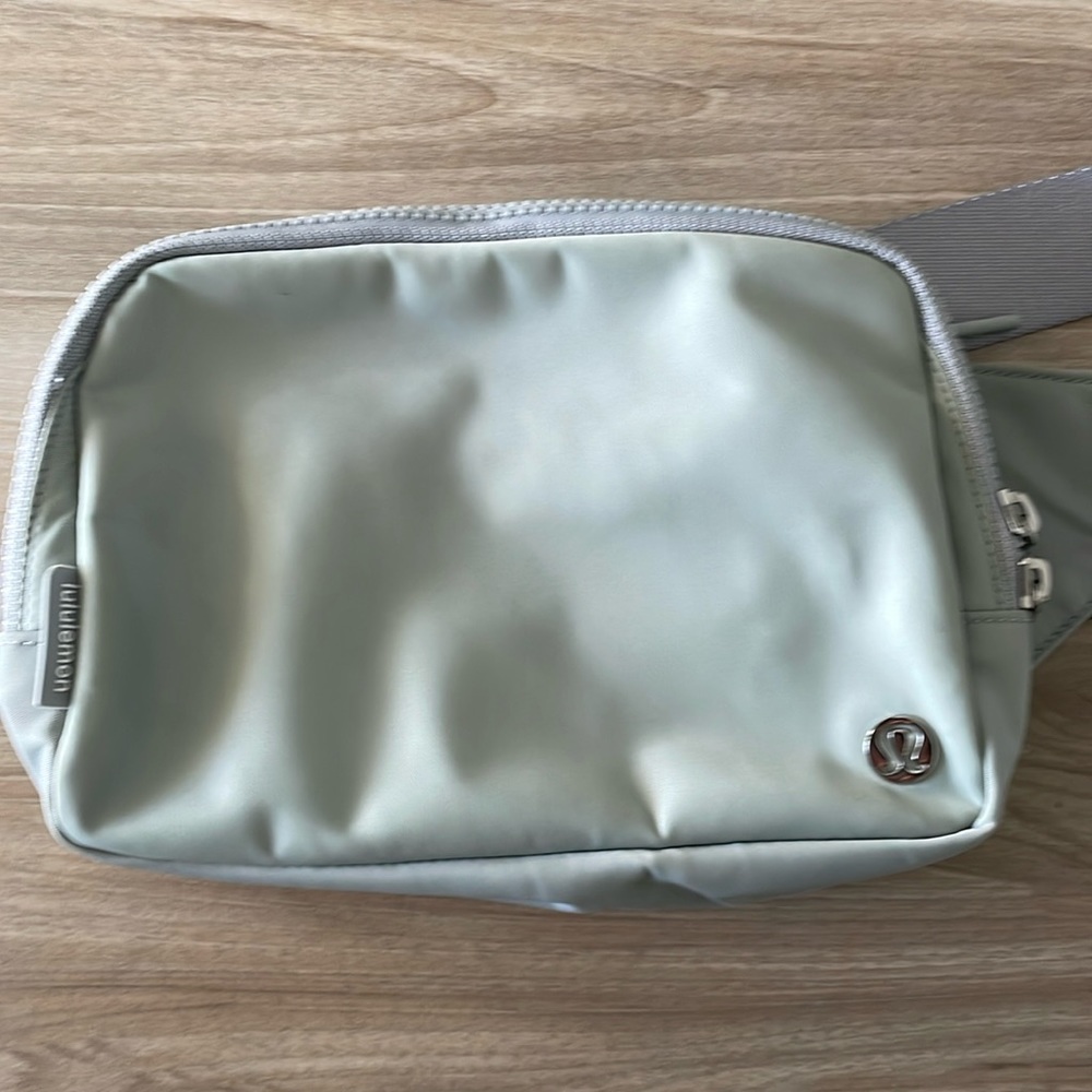 Lululemon Everywhere Belt Bag 1L Silver